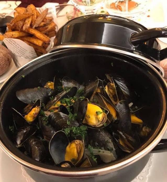 moules frites à table